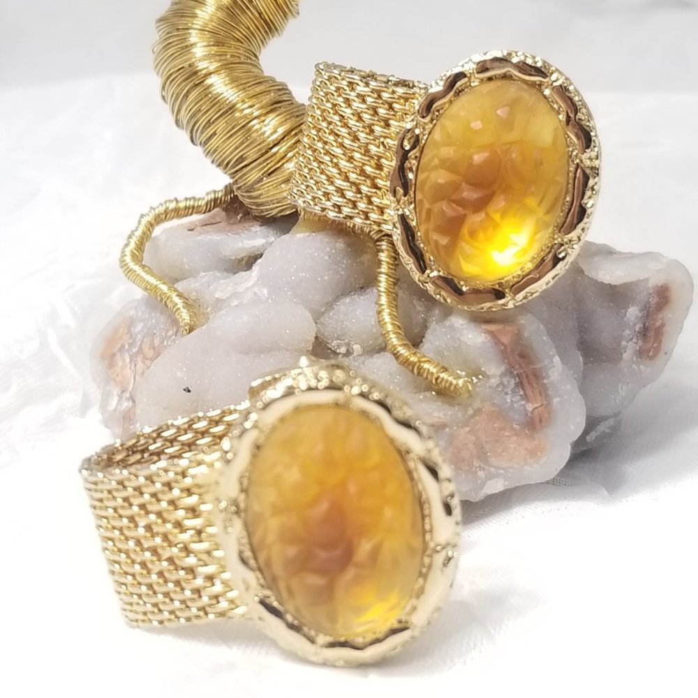 GOLD TONE CUFFLINKS MODERN AND TIMELESS TEXTURES